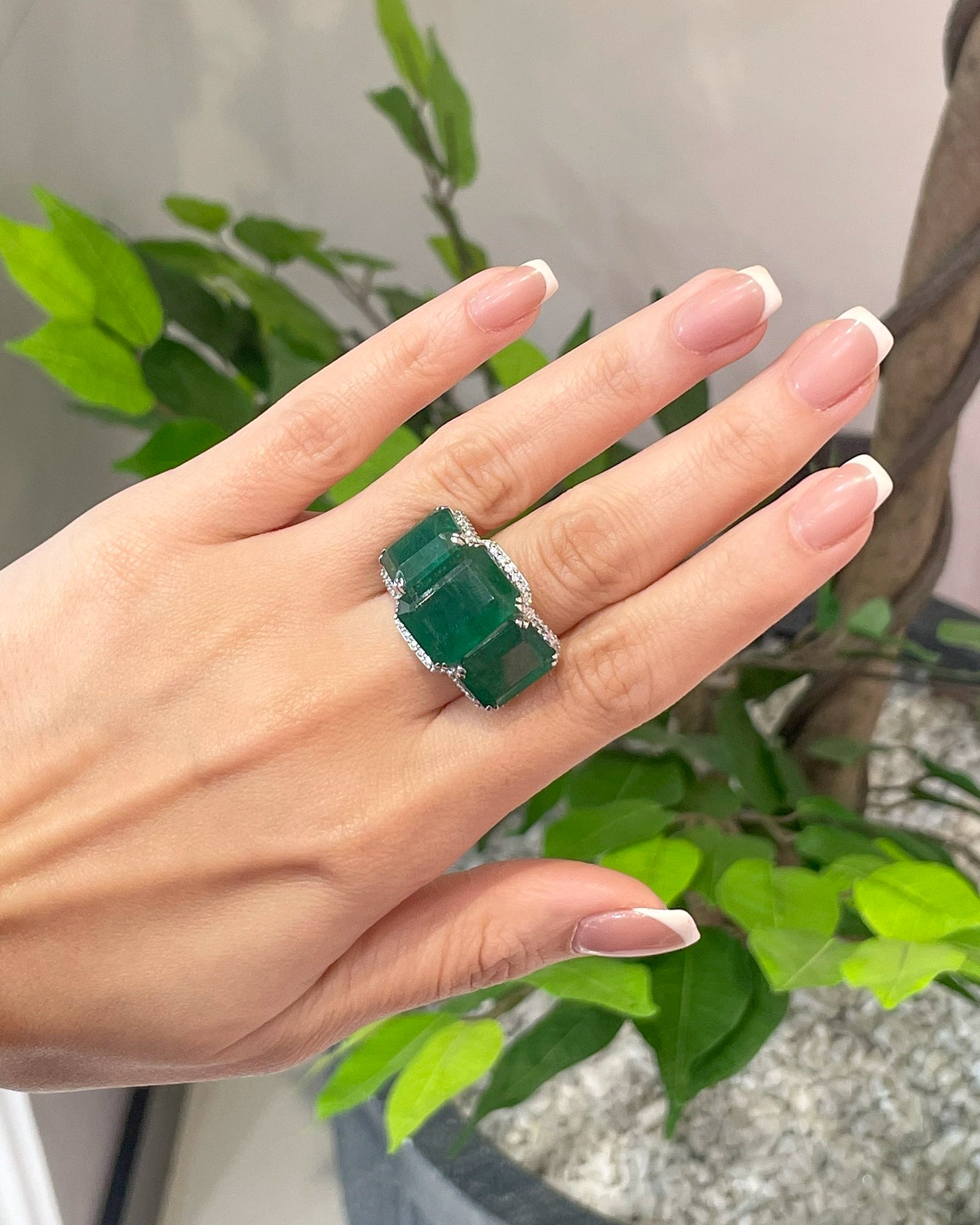 Crown Emerald Ring | AMARIS JEWELS | Fine Jewelry 