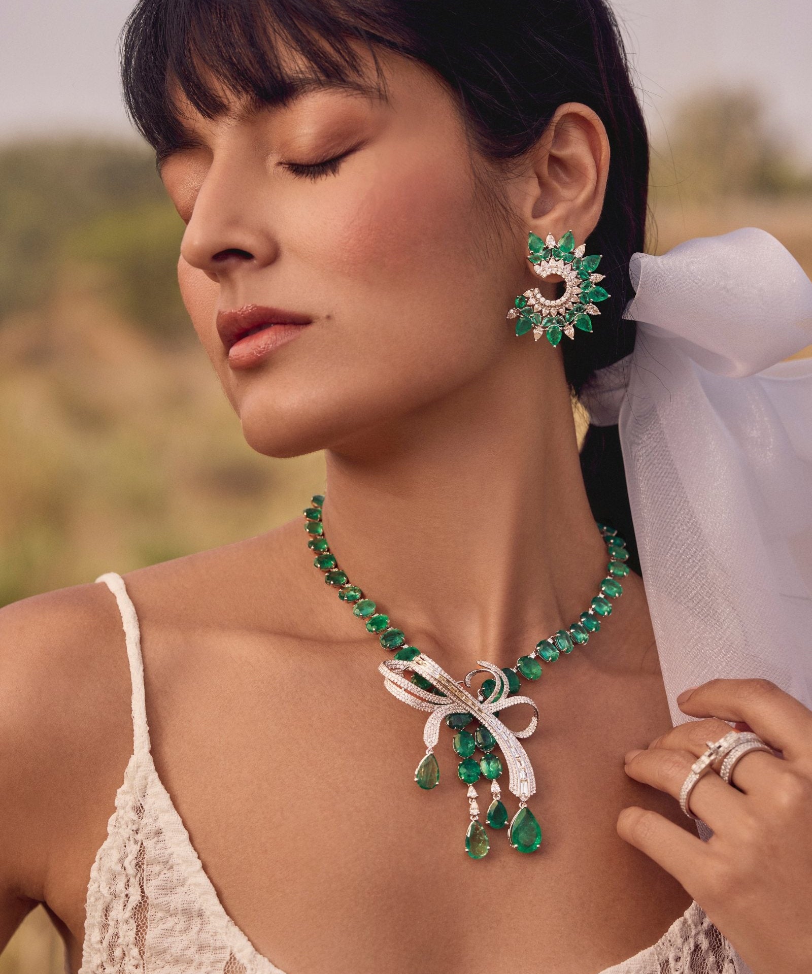 Emerald Bow Necklace | AMARIS JEWELS | Fine Jewelry 