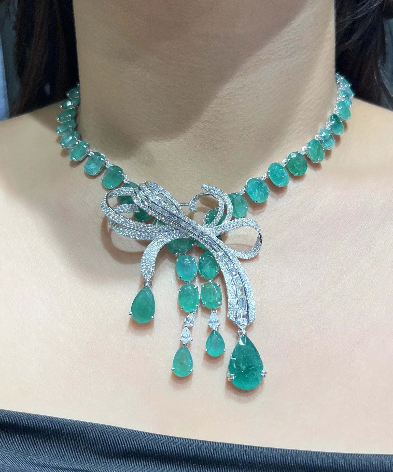 Emerald Bow Necklace | AMARIS JEWELS | Fine Jewelry 