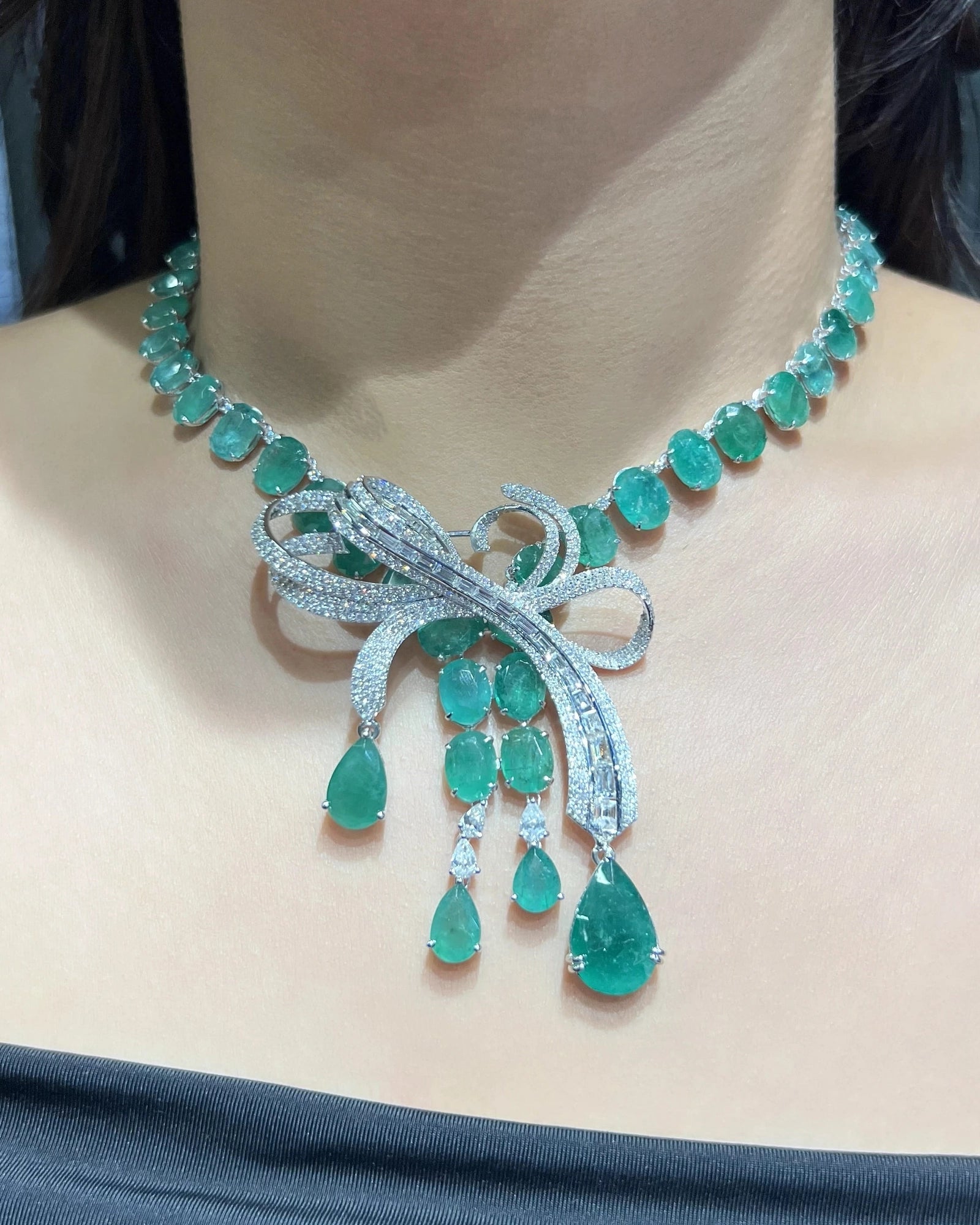 Emerald Bow Necklace | AMARIS JEWELS | Fine Jewelry 
