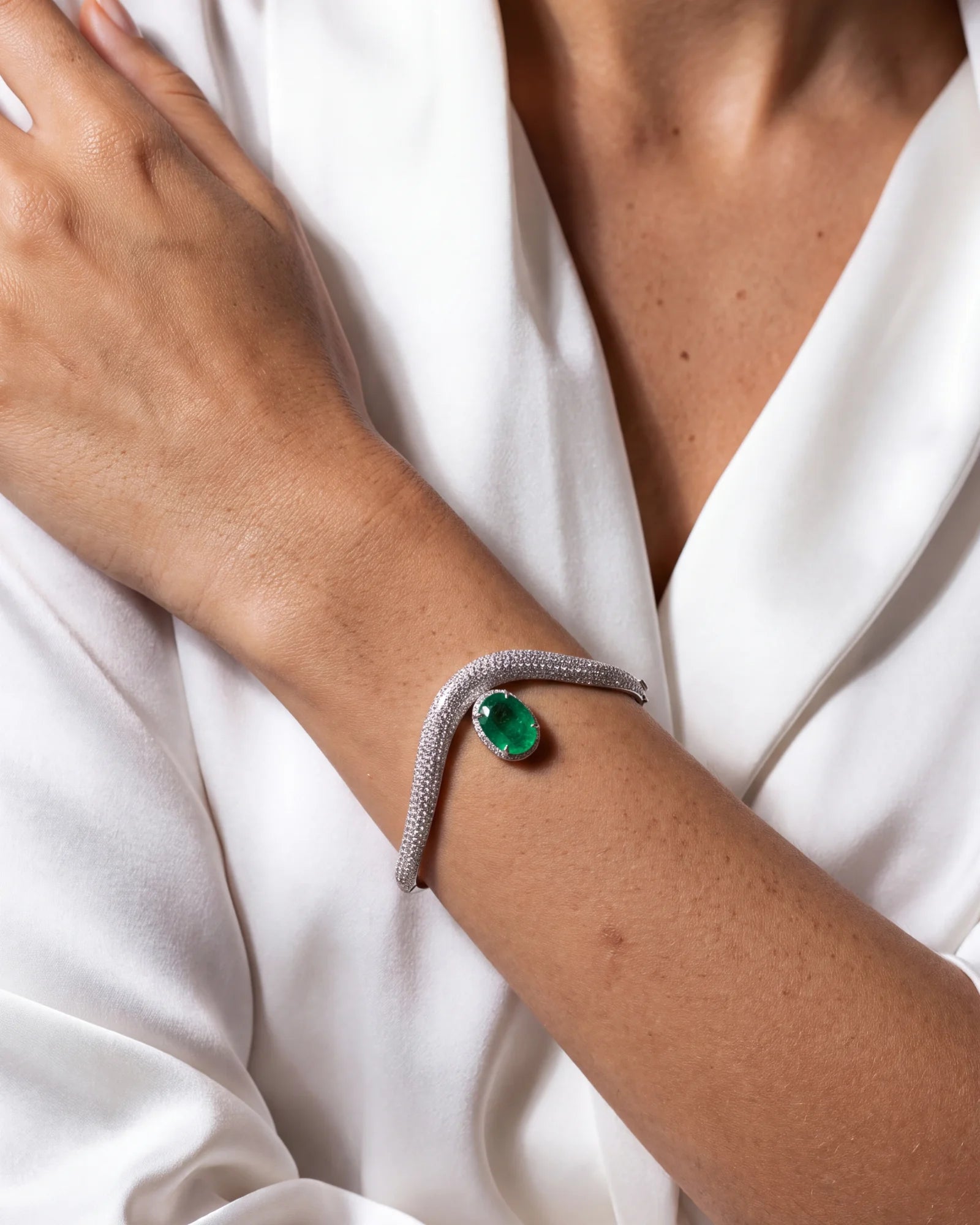 Emerald Chevron Bracelet | AMARIS JEWELS | Fine Jewelry