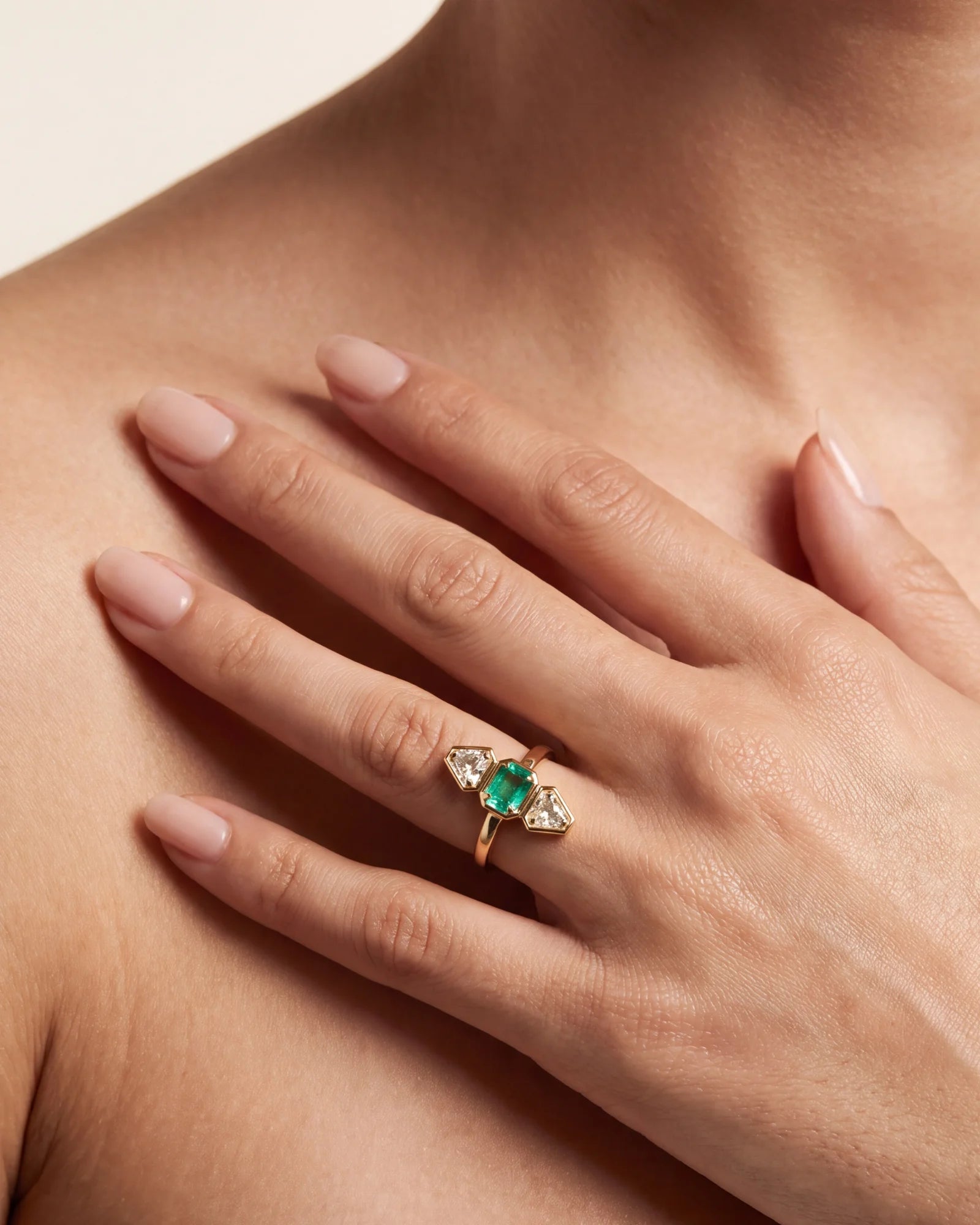 Pause Emerald Ring | AMARIS JEWELS | Fine Jewelry