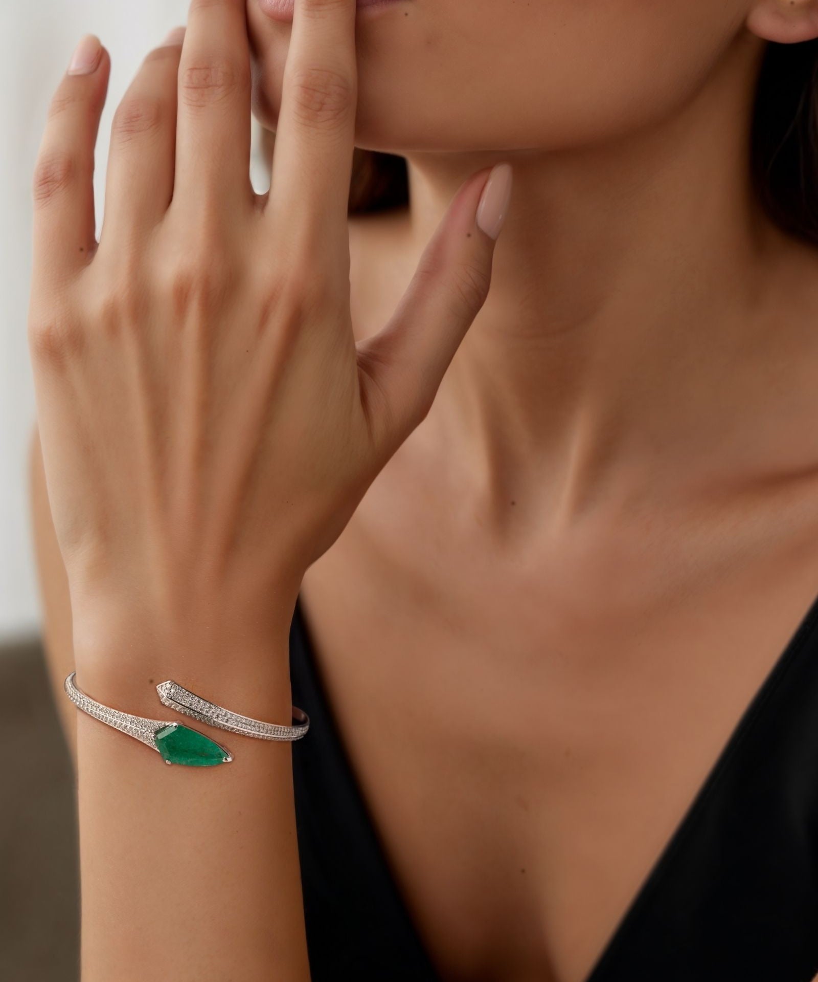 Shield It Emerald Bracelet | AMARIS JEWELS | Fine Jewelry 